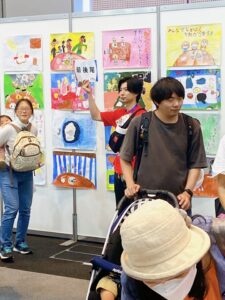 最後尾を掲げる運営本部のスタッフ